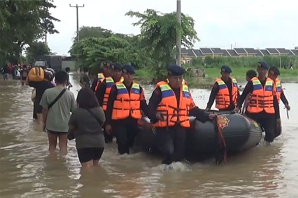Banjir akibat luapan Sungai Kalen Rasmi dan Sungai Kali Ulu merendam ribuah permukiman di Perumahan Puri Nirwana Residence, Desa Suka Karya, Kecamatan Karang Bahagia.