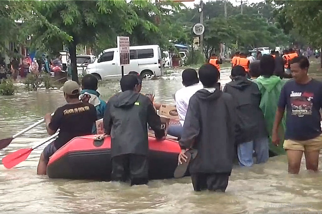 Sejumlah petugas gabungan sampai saat ini masih bersiaga di lokasi guna membantu mengevakuasi warga korban banjir.