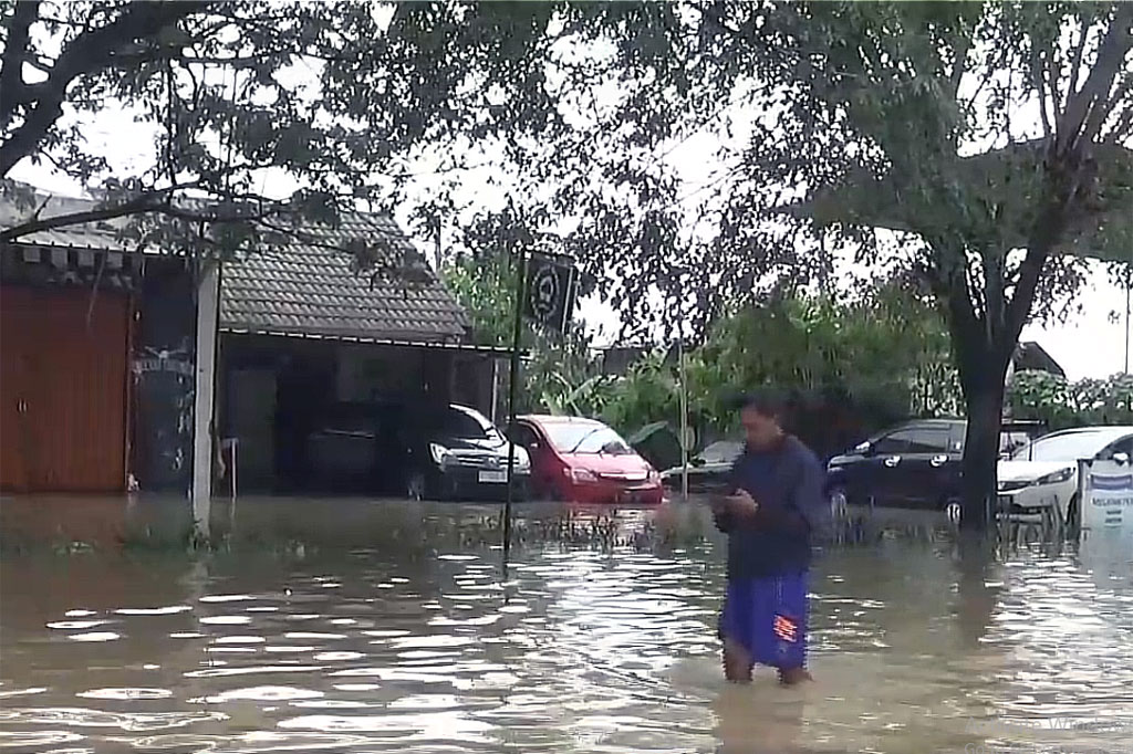 Banjir yang terjadi saat ini juga melumpuhkan aktivitas serta perekonomian warga, pasalnya selain merendam ribuan rumah, banjir juga merendam akses jalan utama menuju perkumiman.