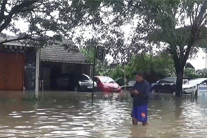 Banjir yang terjadi saat ini juga melumpuhkan aktivitas serta perekonomian warga, pasalnya selain merendam ribuan rumah, banjir juga merendam akses jalan utama menuju perkumiman.