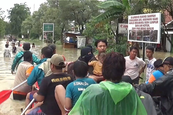 Saat ini warga korban banjir mengungsi ke tempat yang lebih tinggi seperti rumah ibadah dan juga rumah kerabat mereka. 