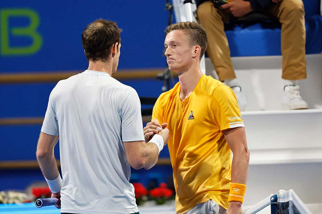 Petenis berusia 35 tahun itu merayakan kemenangan dengan skor 6-0, 3-6, 7-6 (8/6) yang membawanya ke final tur ATP pertamanya setelah delapan bulan dengan penuh kegembiraan.