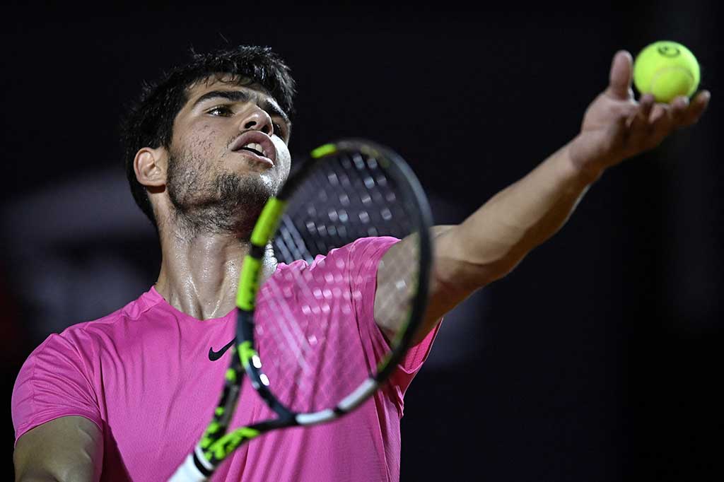 Petenis asal Spanyol Carlos Alcaraz melakukan servis ke arah lawannya Dusan Lajovic asal Serbia pada laga perempat final ATP Rio Open, Jumat, 24 Februari 2023 waktu setempat.