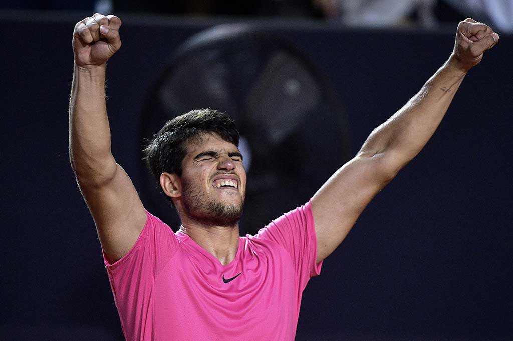 Petenis nomor dua dunia Carlos Alcaraz melangkah ke semifinal Rio Open usai mengalahkan Dusan Lajovic 6-4, 7-6 (7/0) di perempat final ATP Rio Open.