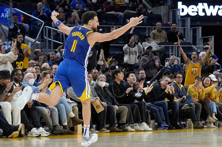 Klay Thompson mencetak 42 poin, tertinggi yang dicetaknya dalam musim ini, untuk membawa timnya Golden State Warriors mengalahkan Houston Rockets 116-101 dalam laga lanjutan NBA di Chase Center Arena, Sabtu, 25 Februari 2023 WIB.