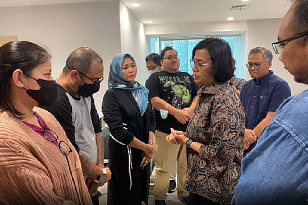 Menteri Keuangan Sri Mulyani dan Menteri Agama Yaqut Cholil Qoumas (Gus Yaqut) menjenguk korban penganiayaan, Cristalino David Ozora di Rumah Sakit Mayapada, Kuningan, Jakarta Selatan, Sabtu, 25 Februari 2023.