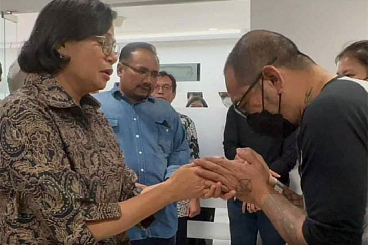 Nampak Menkeu Sri Mulyani disambut keluarga David di RS Mayapada. Sri Mulyani kepada keluarga mendoakan agar David segera sembuh.