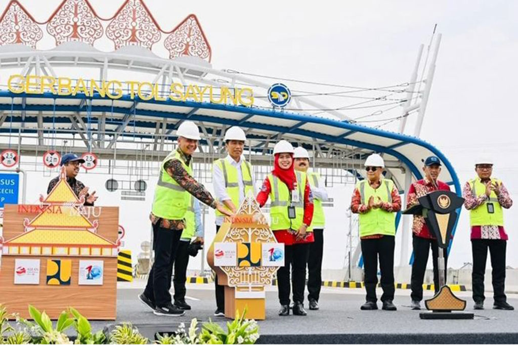 Presiden Joko Widodo (Jokowi) meresmikan Jalan Tol Semarang-Demak Seksi II ruas Sayung-Demak, Sabtu, 25 Februari 2023. Tol tersebut tidak hanya berfungsi mempercepat transportasi logistik, namun sekaligus sebagai infrastruktur tanggul laut untuk mencegah banjir rob.