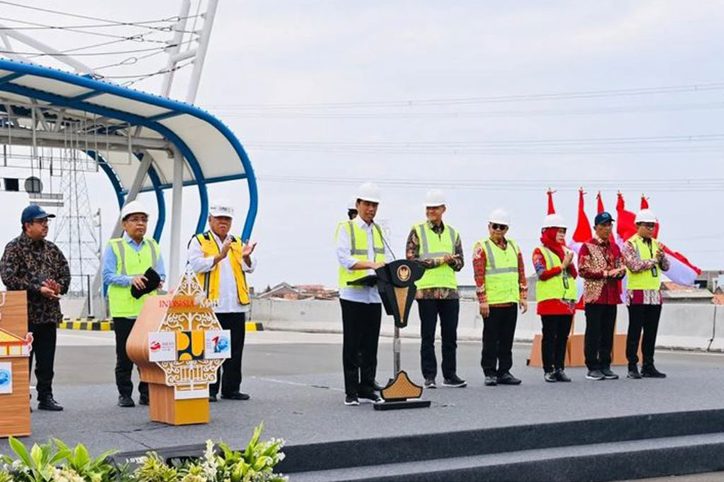 Jokowi mengatakan banjir rob kemungkinan akan semakin jauh dan tinggi pada waktu yang akan datang. Dengan begitu, tanggul laut di jalan tol ruas Sayung-Demak ini juga dapat mencegah terjadinya luapan banjir rob ke daratan.