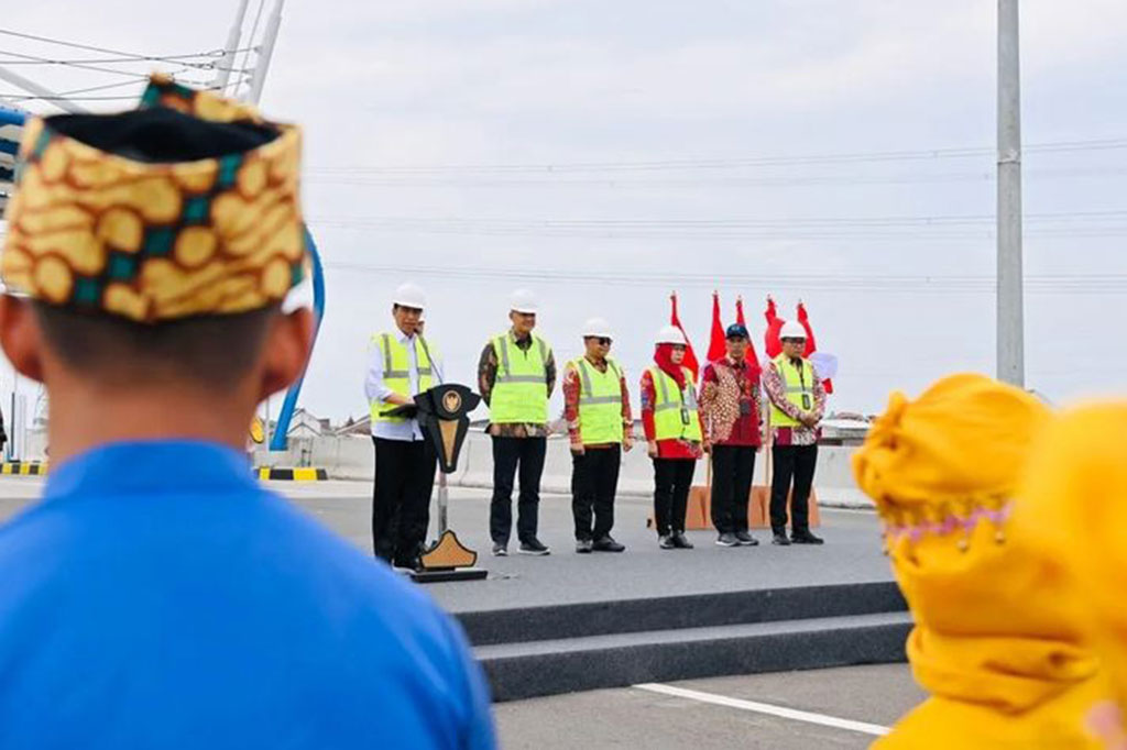 Sedangkan sebagai infrastruktur logistik, Presiden Jokowi meminta gubernur, bupati, dan wali kota yang wilayahnya dilalui jalan tol dapat memanfaatkan infrastruktur tersebut untuk meningkatkan efisiensi transportasi dari kawasan industri, pertanian, perkebunan, hingga sekaligus juga meningkatkan daya tarik pariwisata.