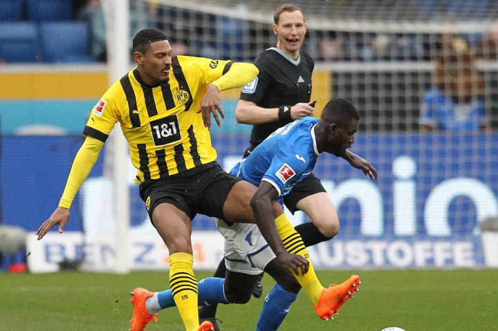 Borussia Dortmund naik ke puncak klasemen Liga Jerman setelah mengalahkan Hoffenheim 1-0 dalam laga pekan ke-22 di Rhein-Neckar Arena pada Sabtu, 25 Februari 2023 malam WIB.