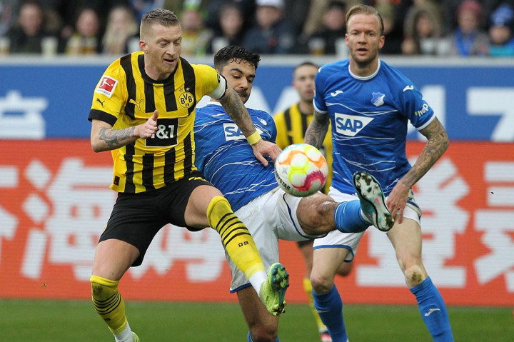 Gol tunggal sekaligus kemenangan tim tamu dicetak oleh Julian Brandt pada menit-menit akhir babak pertama.