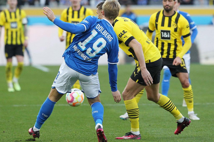 Dortmund akhirnya bisa memecah kebuntuan pada menit ke-43. Bermula dari tendangan bebas Marco Reus dari sisi kiri, bola bisa disundul Julian Brandt di kotak penalti yang sukses mengubah skor menjadi 1-0.