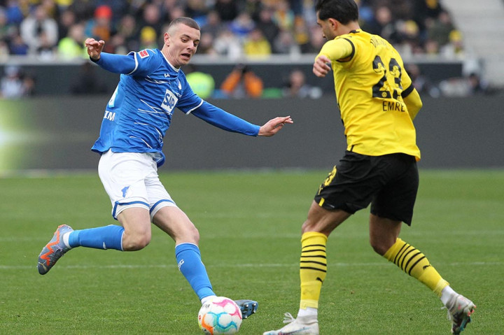 Hoffenheim mendapaktan peluang untuk mencetak gol pada menit ke-85, tetapi tandukan Fisnik Asllani di depan gawang masih melebar.