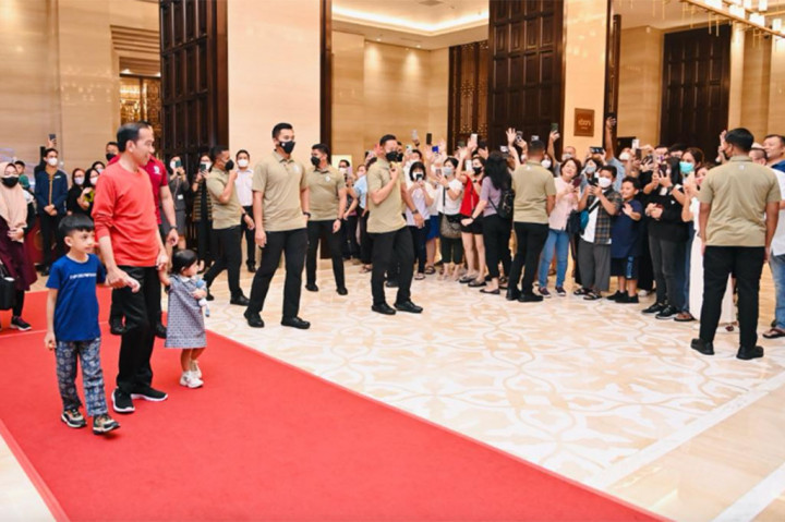 Presiden bersama dua cucunya bertolak dari hotel tempat bermalam sekitar pukul 19.30 WIB. Jan Ethes mengenakan kaus berwarna hitam, sedangkan La Lembah mengenakan baju terusan selutut berwarna gelap, sedangkan Presiden Jokowi menggunakan pakaian terkesan santai berupa kaus berwarna oranye.