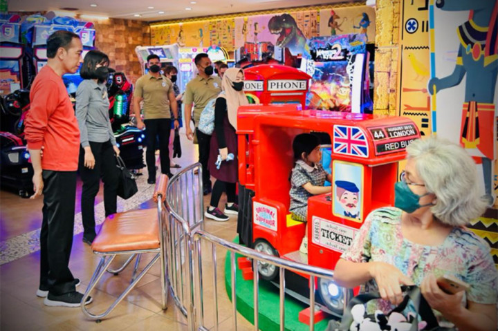 Sesampai di pusat perbelanjaan yang dituju, Presiden beserta cucunya langsung menuju tempat bermain permainan arkade. La Lembah memilih permainan kereta, sedangkan Jan Ethes memilih memainkan permainan dari olahraga yang digemarinya yaitu basket.