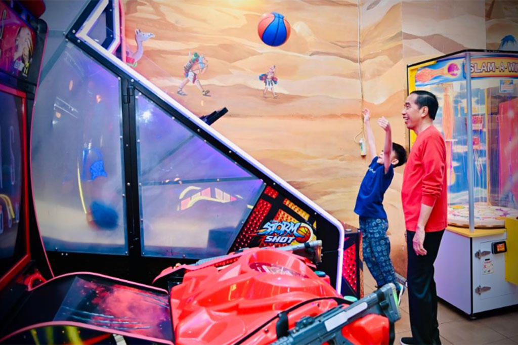 Presiden Jokowi tampak menemani Jan Ethes sambil sesekali ikut mencoba bermain bersama. Saat bermain basket, Jan Ethes tampak lihai memasukkan bola basket ke dalam ring.
