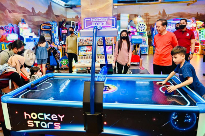 Presiden Joko Widodo mengisi akhir pekan dengan bermain bersama dua cucunya, Jan Ethes Srinarendra dan La Lembah Manah, di Paragon City Mall, Semarang, Jawa Tengah, Sabtu, 25 Februari 2023 malam.