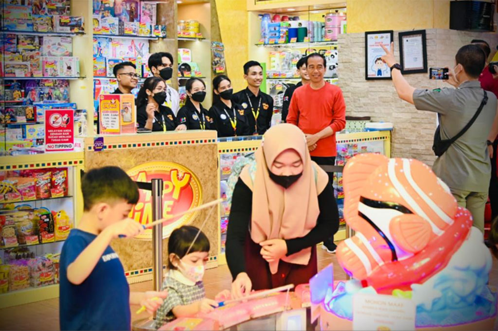 Selain main kereta dan basket, kedua kakak adik tersebut juga bermain pancing ikan. Presiden Jokowi terlihat mengamati keduanya bermain pancing ikan dari kejauhan. Jokowi juga dengan senang hati memenuhi permintaan foto dari staf tempat permainan tersebut.