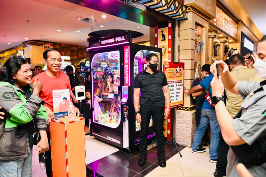 Jokowi memenuhi permintaan foto bersama para pengunjung pusat perbelanjaan Paragon City Mall, Semarang.