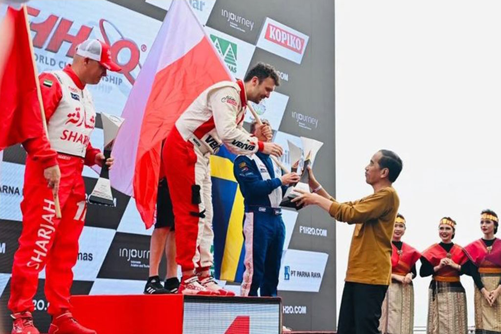Presiden Joko Widodo menyerahkan secara langsung trofi kepada juara balapan F1H2O/Powerboat yang digelar di Pelabuhan Muliaraja Napitupulu Balige, Kabupaten Toba, Sumatera Utara, Minggu, 26 Februari 2023.