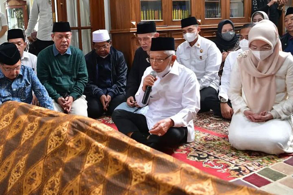 Wakil Presiden Ma'ruf Amin didampingi istri Wury Ma'ruf Amin melayat ke rumah duka mendiang Kiai Haji Ali Yafie di Komplek Menteng Residence, Bintaro Jaya, Tangerang Selatan, Minggu, 26 Februari 2023.