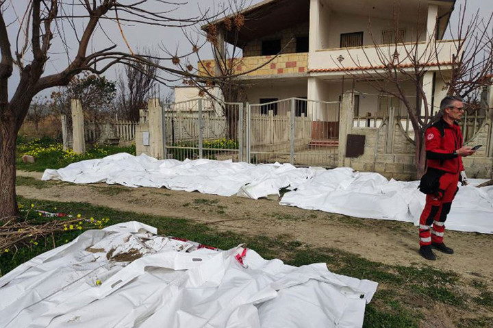 Sedikitnya 59 imigran tewas setelah kapal yang mereka tumpangi tenggelam saat fajar di lepas pantai Kota Crotone, di wilayah selatan Calabria, Italia, Minggu, 26 Februari 2023.
