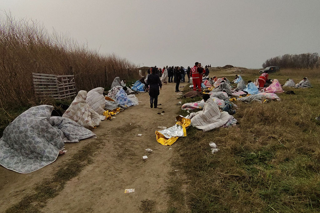 Kapal itu membawa sekitar 120 orang dan pecah di bebatuan dekat pantai, kata penjaga pantai. Petugas penyelamat sebelumnya mengatakan kepada AFP bahwa lebih dari 200 orang berada di dalamnya.