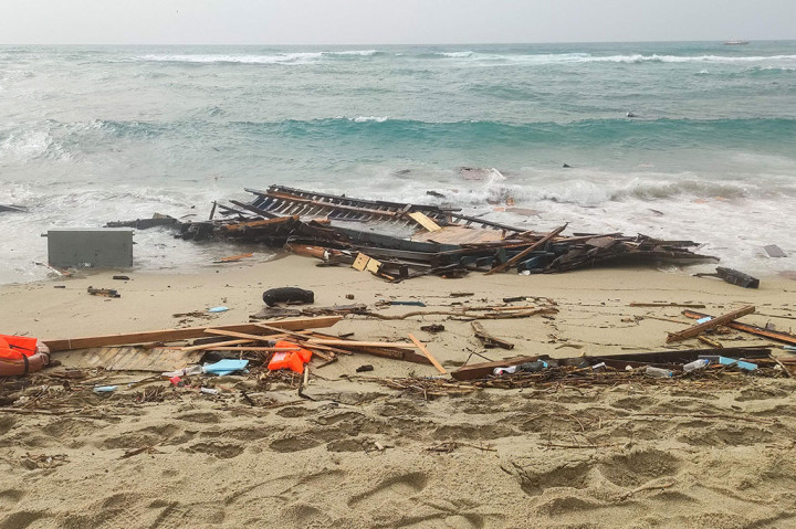 Salah satu foto polisi Italia menunjukkan puing-puing kayu berserakan di sekitar 100 meter (328 kaki) dari pantai.