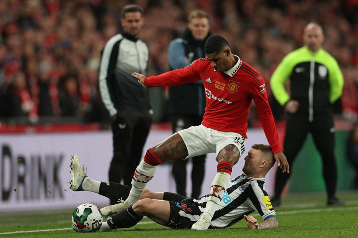 Sementara gol kedua Setan Merah tercipta akibat gol bunuh diri Sven Botman pada menit ke-39. Gol berawal saat sepakan Marcus Rashford mengenai Botman dan gagal ditepis Karius.