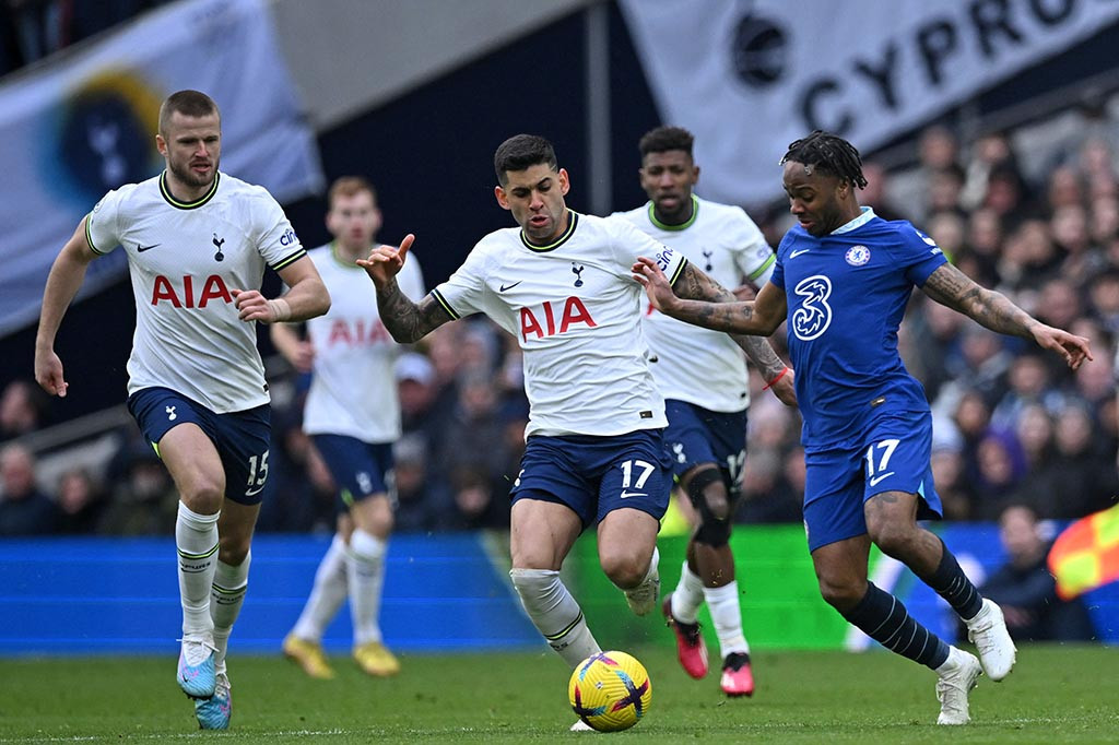 Chelsea sempat punya kans emas lewat sepakan Raheem Sterling pada menit ke-44. Sayang upayanya masih bisa ditepis Foster.