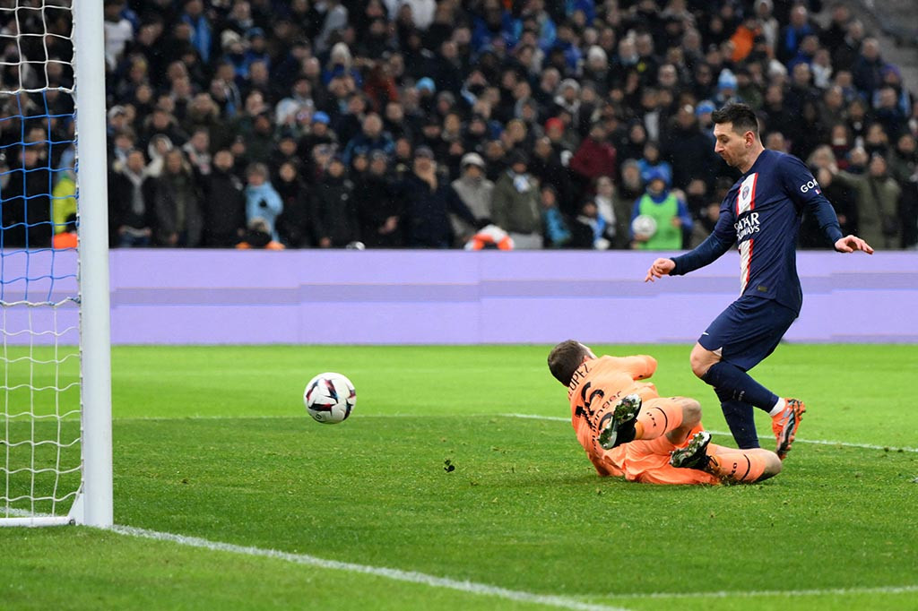 Semenit kemudian, PSG justru bisa menambah keunggulan mereka. Kali ini giliran Mbappe yang lolos di sisi kiri dan mengirim umpan silang mendatar ke tengah kotak penalti untuk diceploskan Messi. Skor menjadi 2-0. Ini juga menjadi gol ke-700 Lionel Messi di level klub di sepanjang kariernya.