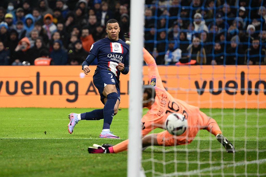 Mereka berhasil membuka keunggulan pada menit ke-25. Berawal dari serangan cepat, Messi menusuk dari tengah lapangan dan mengirim umpan terobosan yang langsung dituntaskan Mbappe di depan gawang. PSG unggul 1-0.