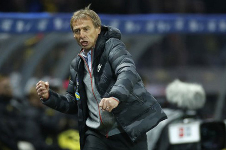 Pelatih 58 tahun itu menggantikan Paulo Bento, yang membantu Korsel ke 16 besar Piala Dunia di Qatar, di mana mereka kalah 1-4 dari Brasil. 