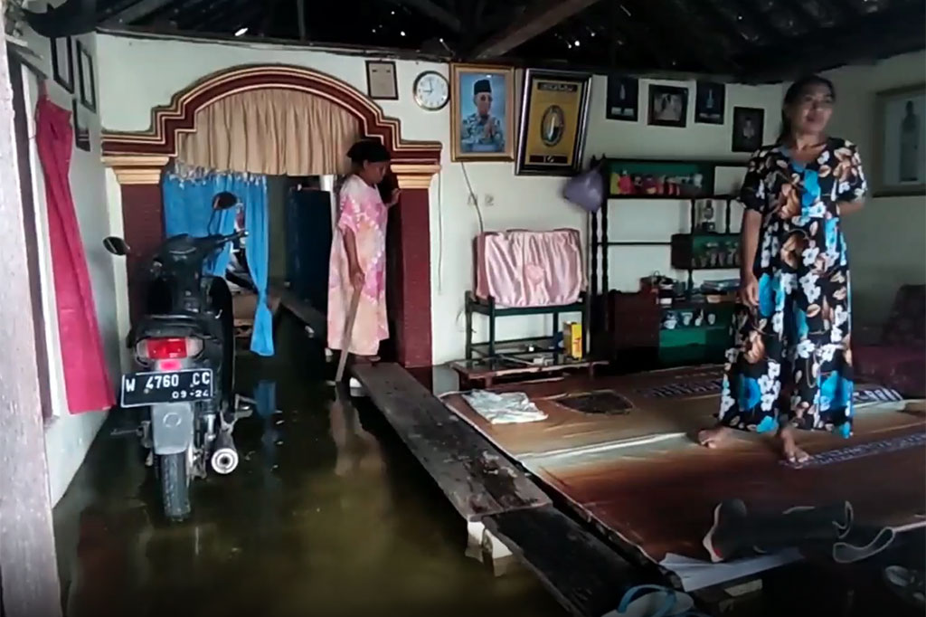 Banjir akibat meluapnya Sungai Bengawan Jero di Lamongan, Jawa Timur, yang berlangsung sekitar sebulan, tidak hanya mengganggu aktivitas warga. Korban banjir juga mulai mengeluh terserang penyakit gatal-gatal dan diare.