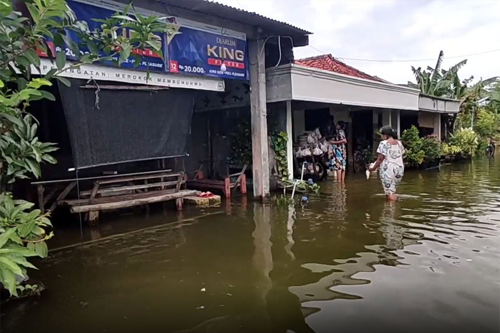 Sejak sebulan terakhir, warga harus beraktifitas di genangan banjir setinggi 30 centimeter. tidak hanya di jalan desa, banjir juga masuk ke dalam rumah warga, sehingga membuat aktivitas terganggu.