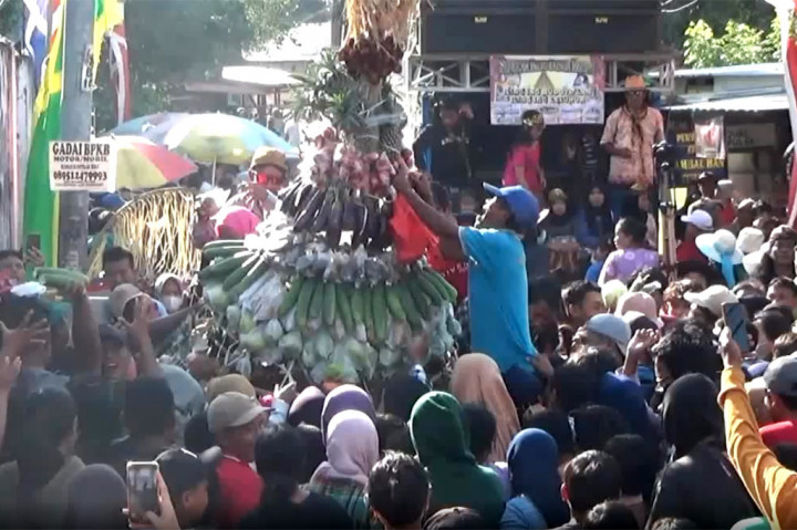 Ribuan warga berdesakan berebut hasil bumi, saat kegiatan ruwat desa di Kecamatan Sukodono, Sidoarjo, Jawa Timur. Kegiatan rutin tahunan yang sempat terhenti di masa pandemi ini, adalah bentuk syukur kepada Tuhan yang Maha Esa, dan menghormati para leluhur pendiri desa.