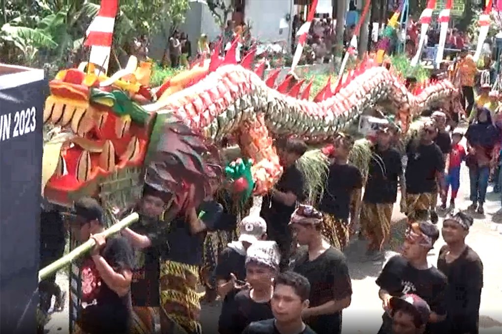 Dalam pawai budaya juga terlihat ogoh-ogoh Bali, jaranan, kuda lumping hingga seni naga raksasa. Ada pula warga berpenampilan leak, tokoh wayang, penjaga kerajaan, seniman dan aneka dandanan lainnya.