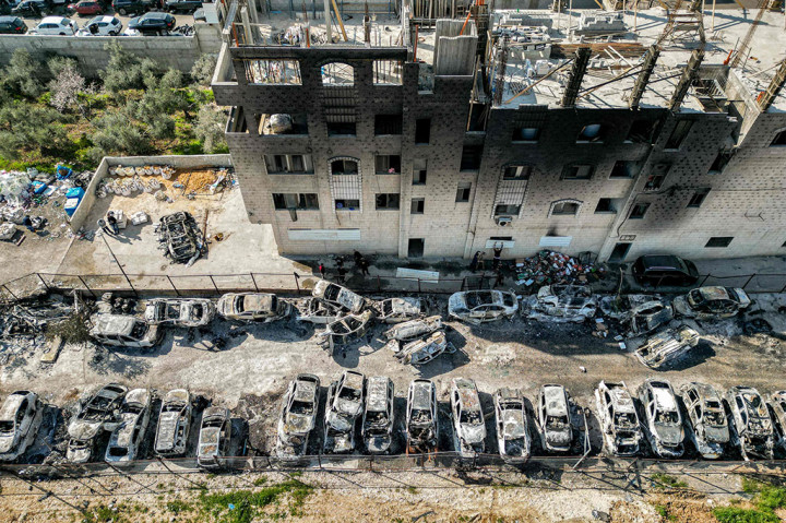 Mobil-mobil yang dibakar di sebuah rumah di Huwara, Tepi Barat, yang diduduki Israel, Senin, 27 Februari 2023.