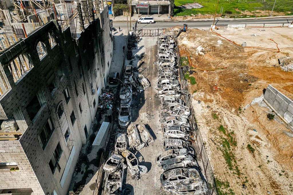 Puluhan pemukim Israel mengamuk di Tepi Barat bagian utara dengan membakar puluhan mobil dan rumah warga Palestina. Petugas medis Palestina mengatakan satu orang tewas dan empat lainnya terluka parah dalam peristiwa tersebut.