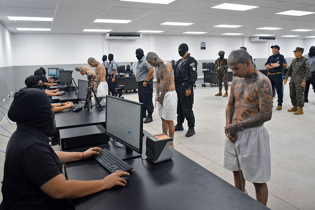 Hanya ada 80 ranjang logam untuk setiap 100 tahanan, dan kelompok hak asasi serta pengamat mengkritik pembangunan tersebut sebagai pelanggaran standar penahanan. 