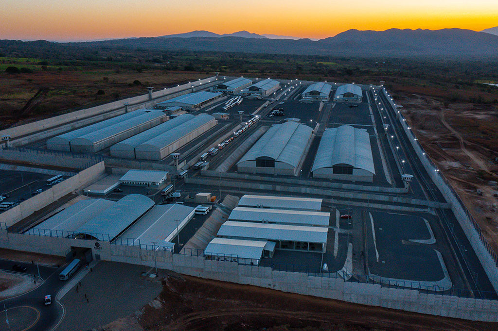 Dibangun atas perintah Bukele setelah menyatakan perang terhadap geng Maret lalu, penjara di Tecoluca, 74 kilometer (46 mil) tenggara ibu kota San Salvador, terdiri dari delapan bangunan yang terbuat dari beton bertulang.