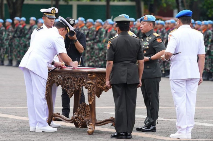 Dalam upacara itu, Rafael Granada Baay melakukan penandatanganan pakta integritas dan berita acara serah terima jabatan, kemudian acara dilanjutkan dengan pengambilan sumpah jabatan yang dipimpin langsung oleh Panglima TNI.