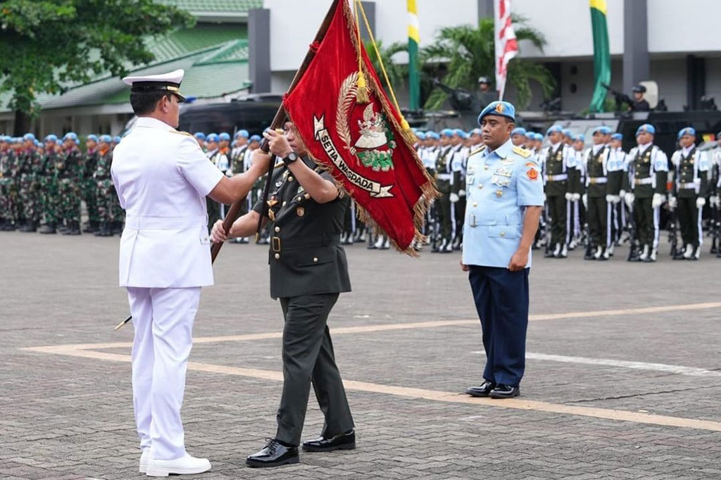 Mayjen Rafael Granada Baay sebelumnya menjabat Direktur H Badan Intelijen Strategis (Bais) TNI, sementara Marsda Wahyu Hidayat selanjutnya menempati jabatan Komandan Komando Pasukan Gerak Cepat (Dankopasgat) TNI AU.