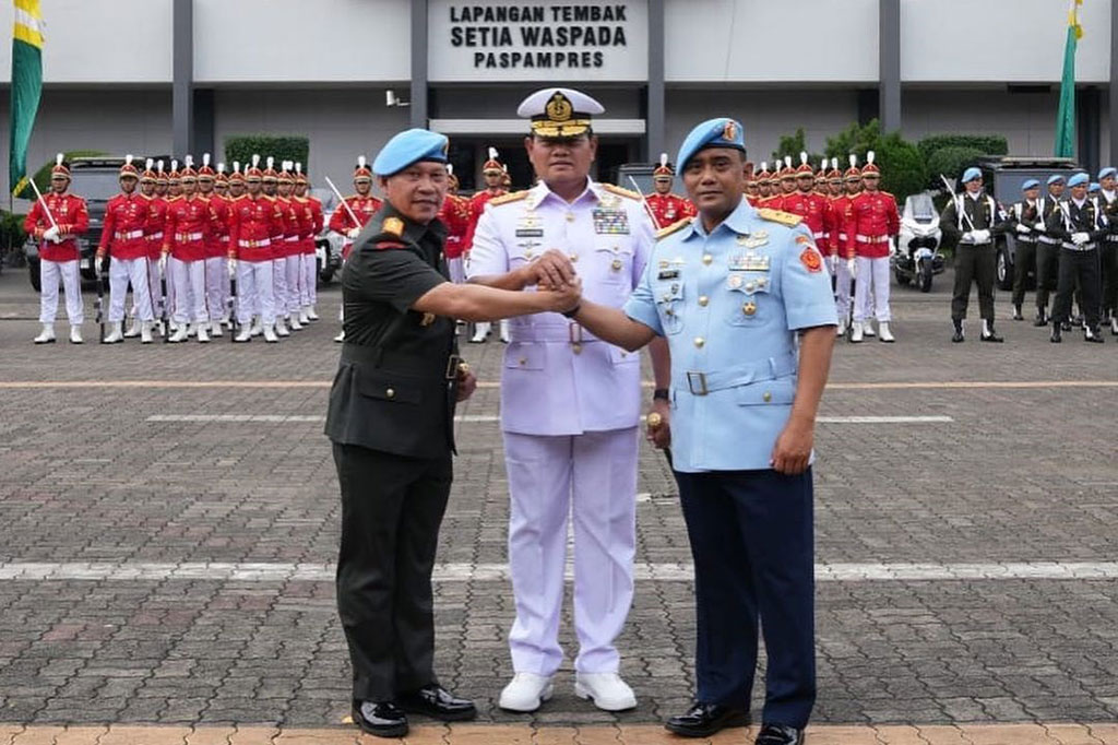 Panglima TNI Laksamana Yudo Margono (tengah) melaksanakan salam komando dengan pejabat baru Komandan Paspampres Mayjen Rafael Granada Baay (kiri) dan pejabat lama Danpaspampres Marsda Wahyu Hidayat.