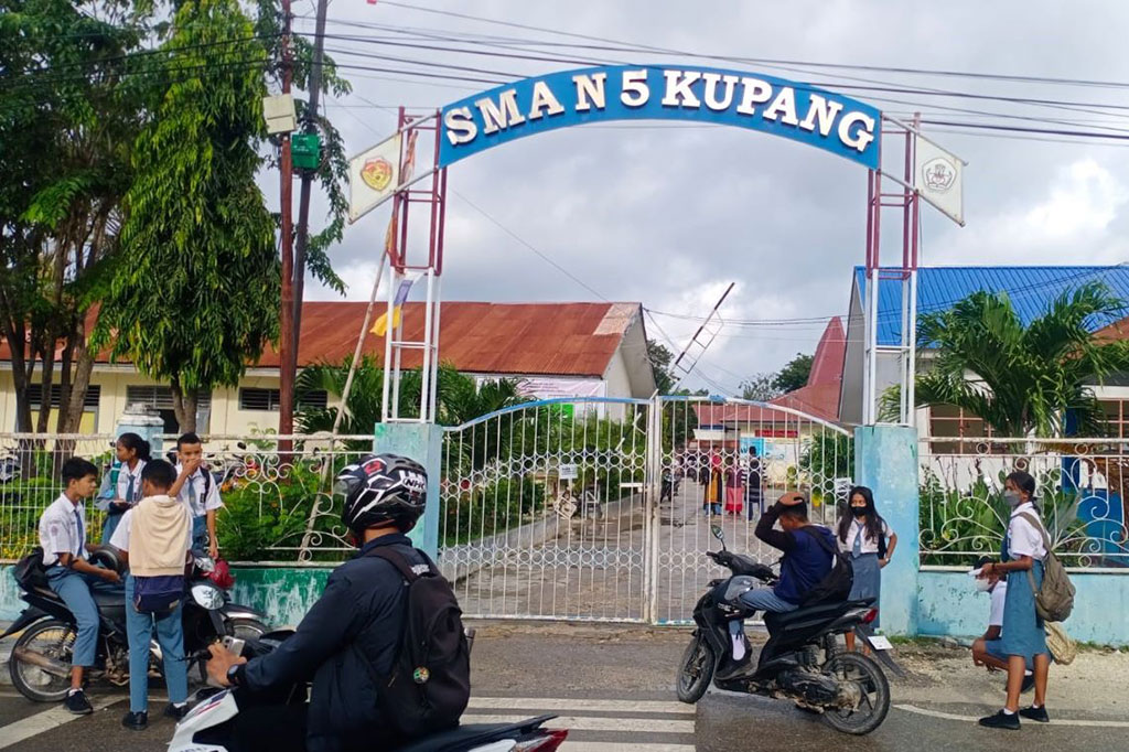Hari pertama pemberlakuan kebijakan masuk sekolah pukul 05.00 pagi di Kota Kupang, Nusa Tenggara Timur (NTT), Selasa, 28 Februari 2023, terpantau kurang berjalan efektif.