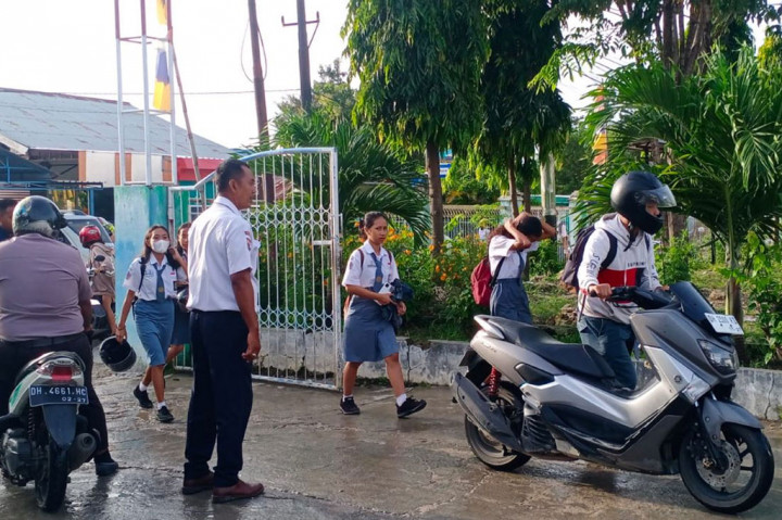 Pantauan di SMA Negeri 5, Jalan Thamrin, Kota Kupang hanya sembilan siswa yang datang tepat waktu yakni pada pukul 05.00 Wita, sedangkan ribuan siswa lainnya terlambat masuk sekolah. Jumah siswa SMA Negeri 5 Kupang sekitar 1.500 orang.  