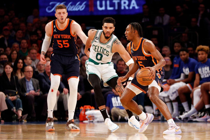 Pertahanan New York Knicks membuat frustasi para pemain Celtics. Bahkan Jayson Tatum dibuat tak berkutik saat Mitchel Robinson menghadang upaya dunk-nya mentah-mentah di kuarter pertama.