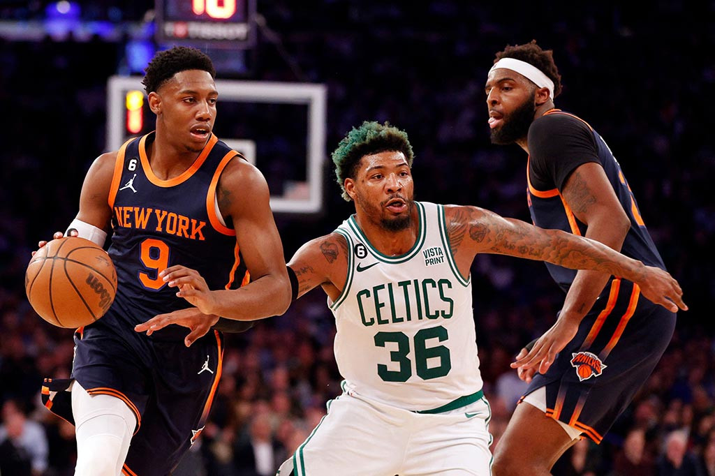 Celtics pada laga ini hanya bisa unggul paling banyak tiga poin di menit pertama gim dimulai. Setelahnya, Knicks menguasai permainan tanpa membiarkan Celtics sekalipun menyamakan kedudukan.
  