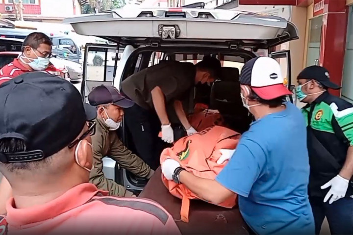 Dua jasad tersebut langsung di bawa masuk ke dalam ruang forensik RS Polri, untuk selanjutnya di lakukan proses autopsi oleh tim forensik. 